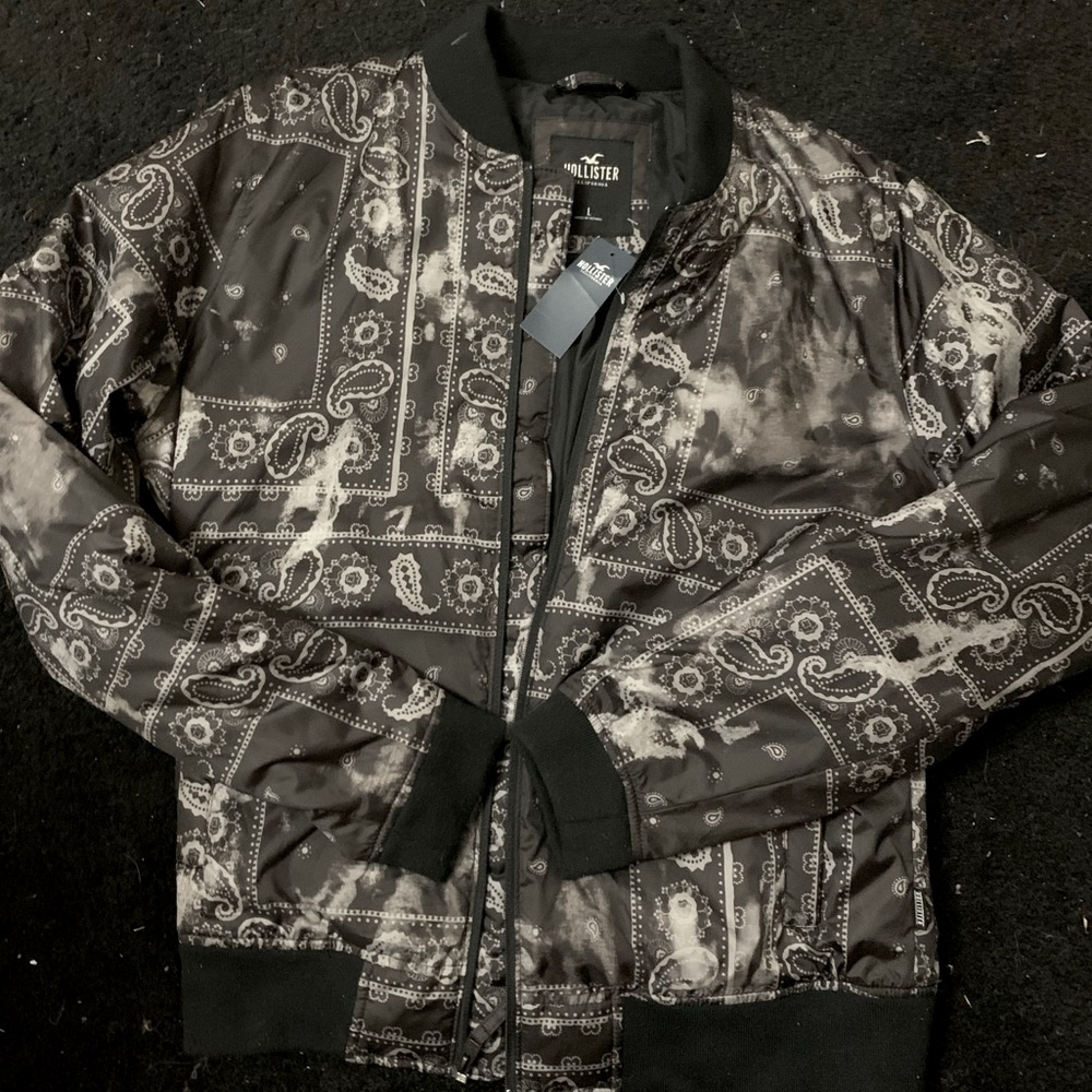 Men’s large black Hollister medium weight paisley bomber jacket